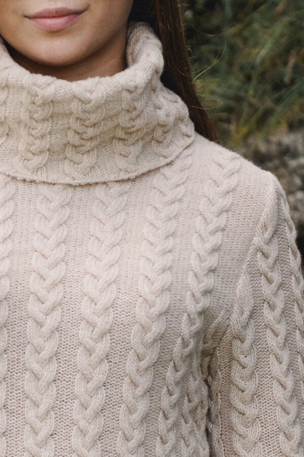 MITHIO AGNES women´s merinowool hight neck cable knit sweater creme close