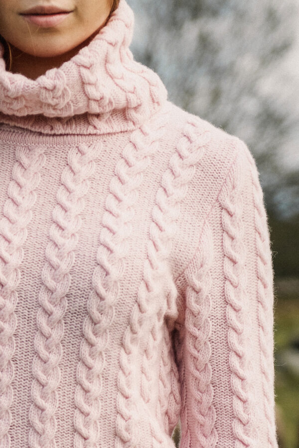 MITHIO AGNES women´s merinowool hight neck cable knit sweater pink close