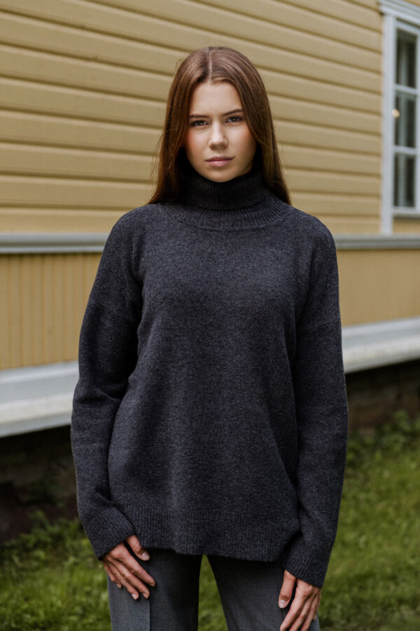 MITHIO HETTI women´s merinowool high neck oversize sweater dark grey