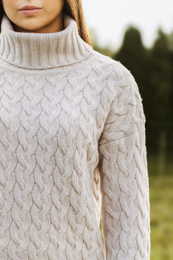 MITHIO women´s merinowool big cable sweater MARELLE Light Grey close